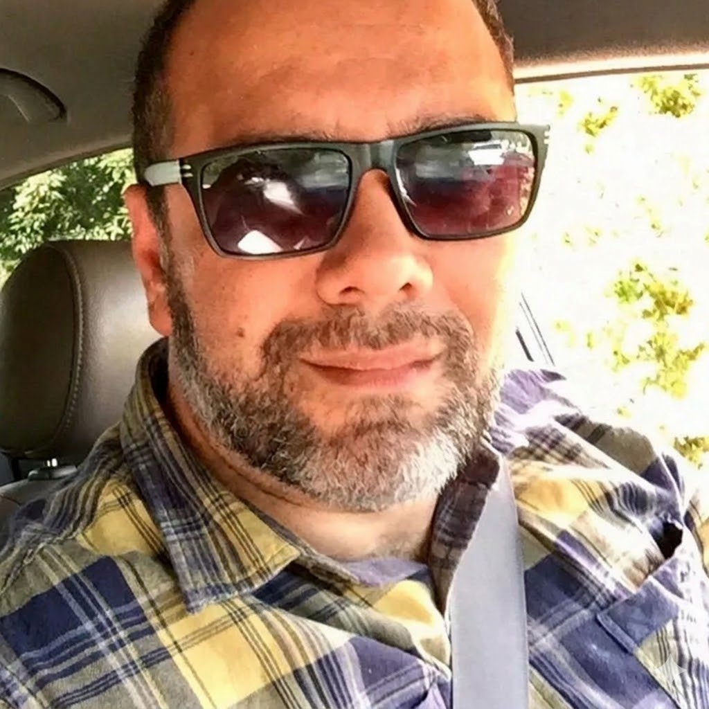 <Foto Mina de 4 Com frasco na mão do cara>